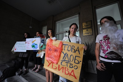 В Международния ден без пластмасови торбички еколози протестираха пред МОСВ