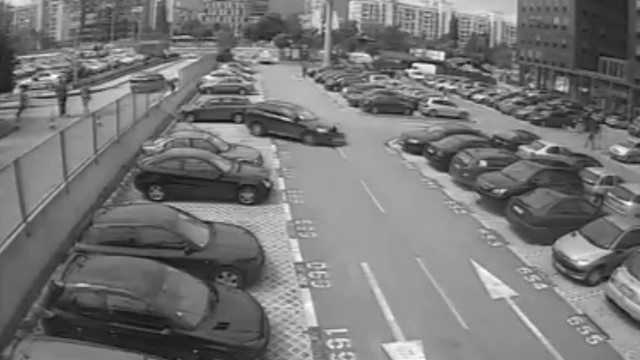 Жена прелетя с кола през паркинг на мол в София (ВИДЕО)
