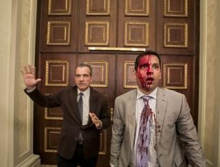 Ранени са депутати и журналисти след сблъсъци в парламента на Венецуела