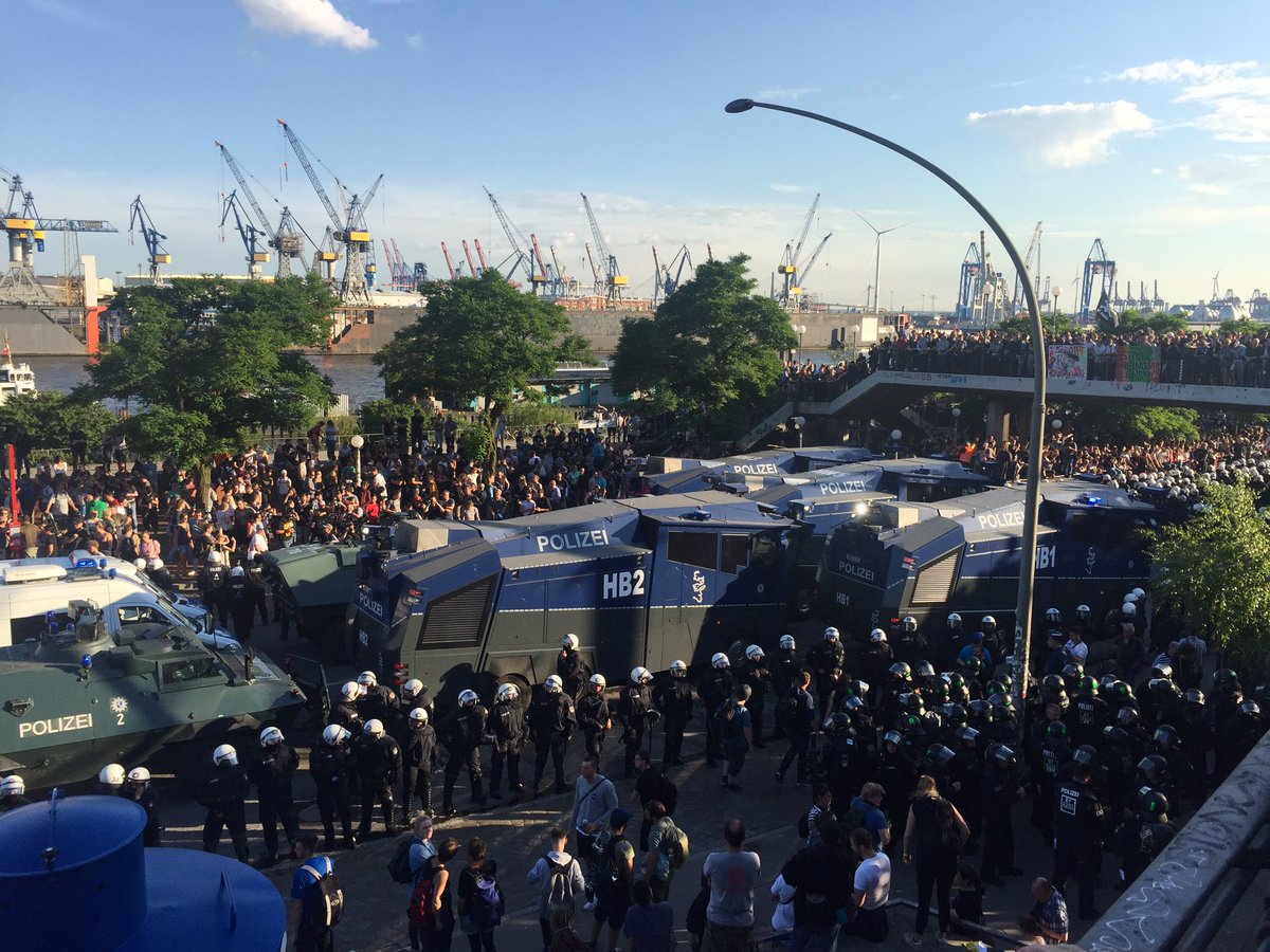 Протестът на антиглобалисти в Хамбург прерасна в безредици