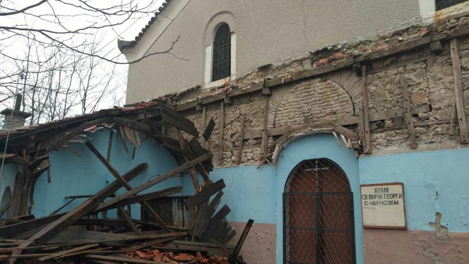 Депутат от БСП се зае да спасява храма в Черноземен