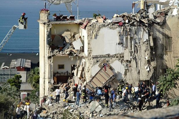 Осем тела са извадени от рухналата сграда край Неапол