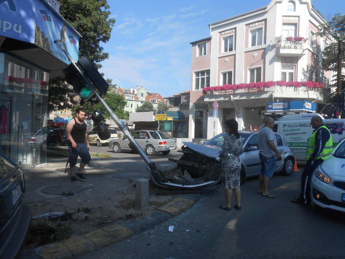 Пречупиха светофар при зрелищна катастрофа на коли