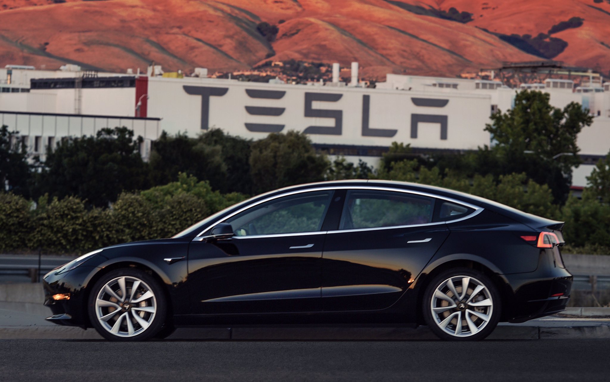 Илън Мъск показа първата Tesla Model 3