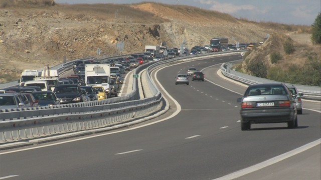 Катастрофа затвори едната лента на магистрала "Струма"