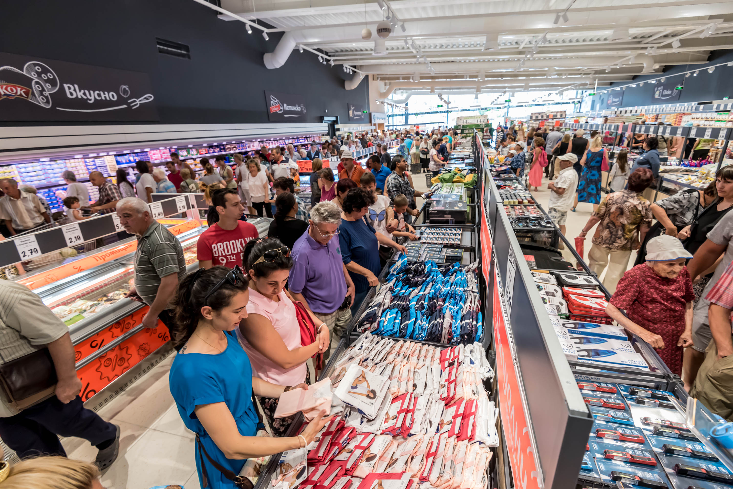 Над 1000 клиенти на откриването на първия LIDL в Самоков