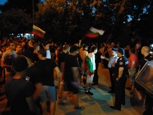 В Асеновград спират протестите за две седмици