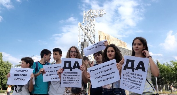 Защитниците на паметника пред НДК отново излизат на протест