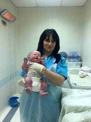 Бебе с рекордно тегло и ръст се роди в пловдивска АГ-болница