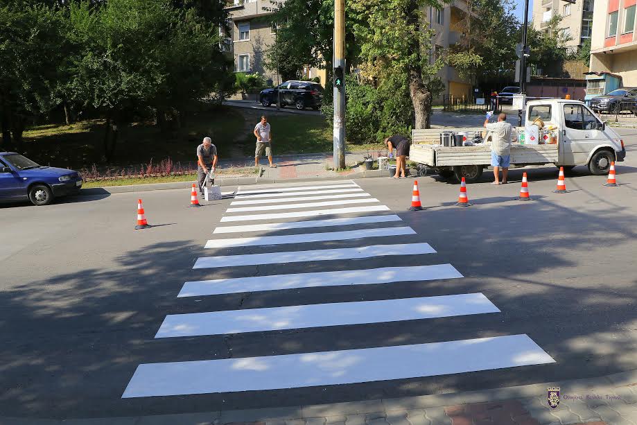 Чертаят пешеходните пътеки в Търново с нова и по-трайна боя