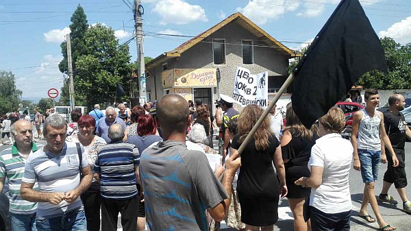 Жители на село Варвара на протест срещу кмета на община Септември