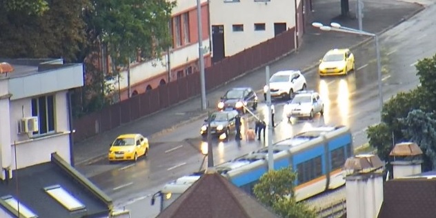 Гол мъж затрудни движението по бул. "България", седна на пътното платно