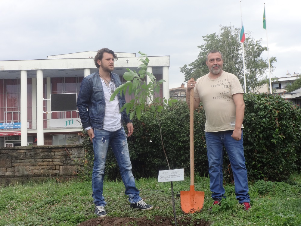 Христо Мутафчиев и Веселин Плачков засадиха дръвче по повод 180 години от рождението на Апостола