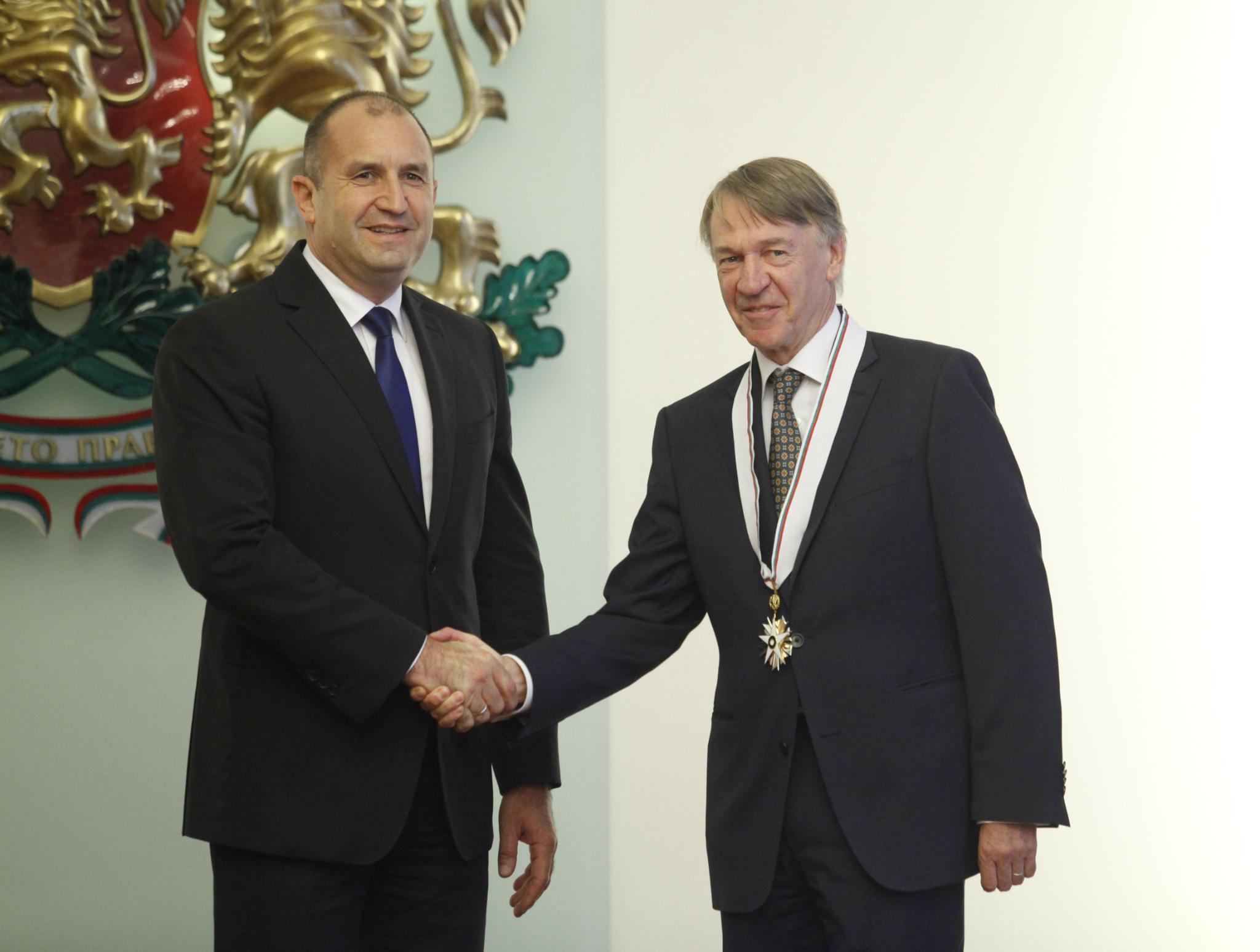 Президентът Румен Радев удостои с орден "Стара планина" посланика на Холандия Томас ван Орсхот