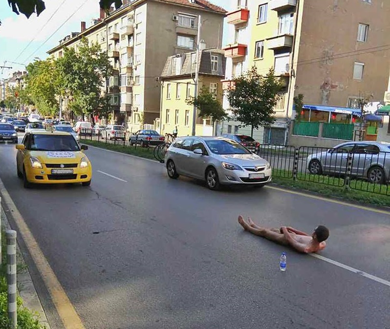 Голи мъже налазиха булевардите в София (СНИМКИ)