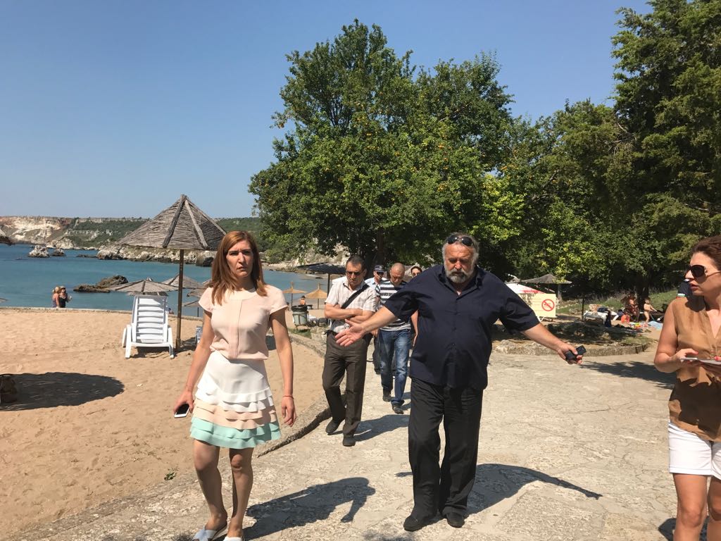 Ангелкова откри нарушения по плажовете на север