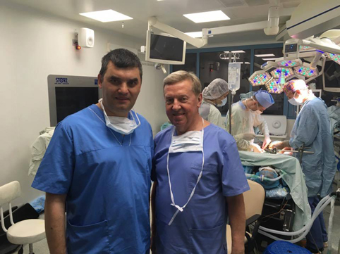 Наш медик внедрява хирургични техники от Изтока