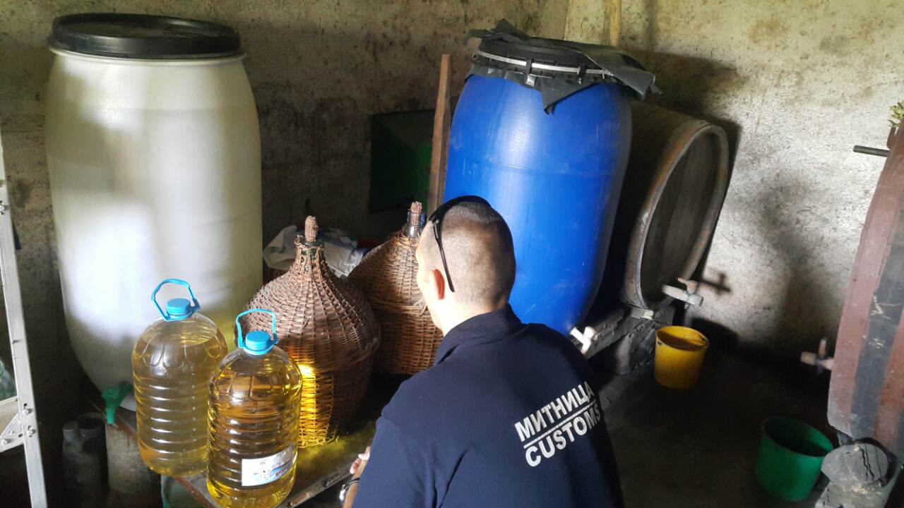 Митничари спипаха стотици литри нелегална ракия по обява в интернет