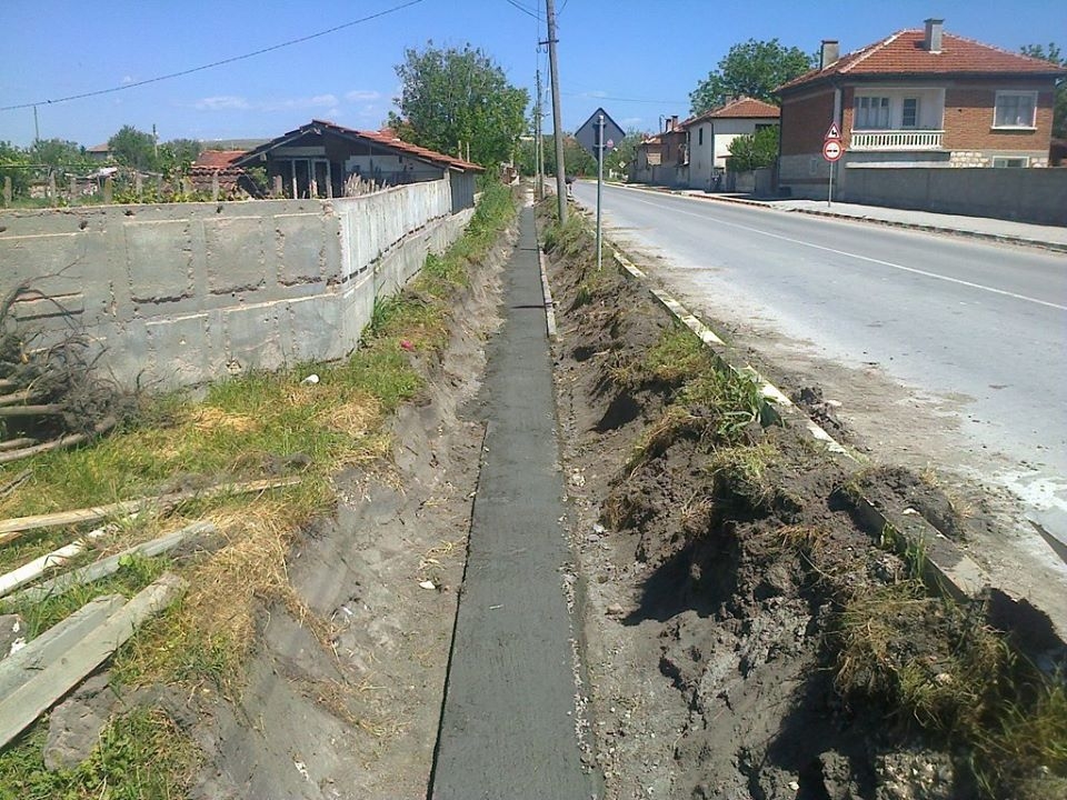 С 33 000 лв. изградиха отводнителни канавки в пловдивско село като превенция срещу наводнения