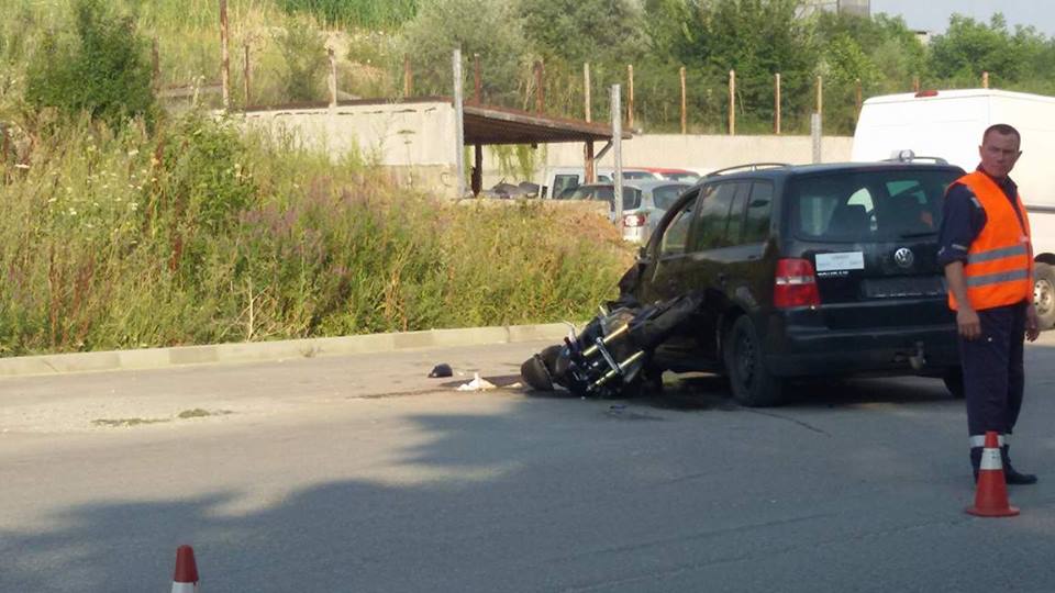Моторист в болница след удар в джип