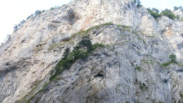 Алпинисти ще вадят тялото на Кристиян от пропастта край Триград