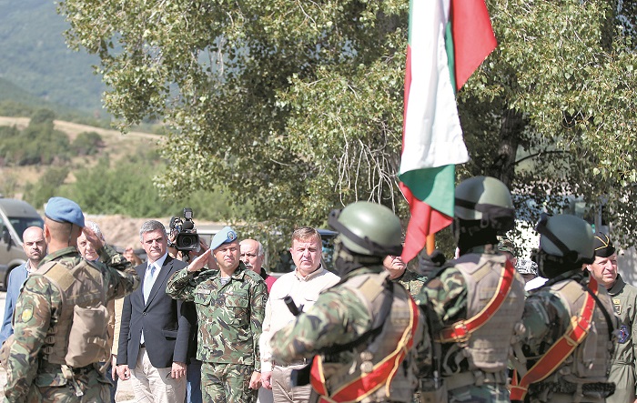 Военни млатиха терористи пред министъра си