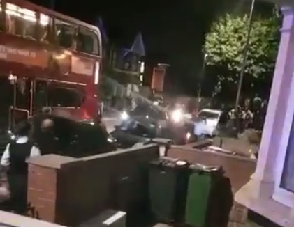 Безредици в източен Лондон, десетки полицаи въдворяват ред