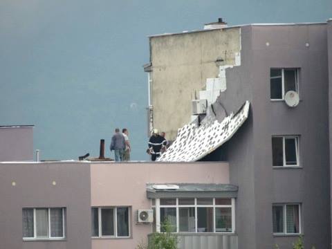 Ураганен вятър свали изолацията на саниран блок в Севлиево