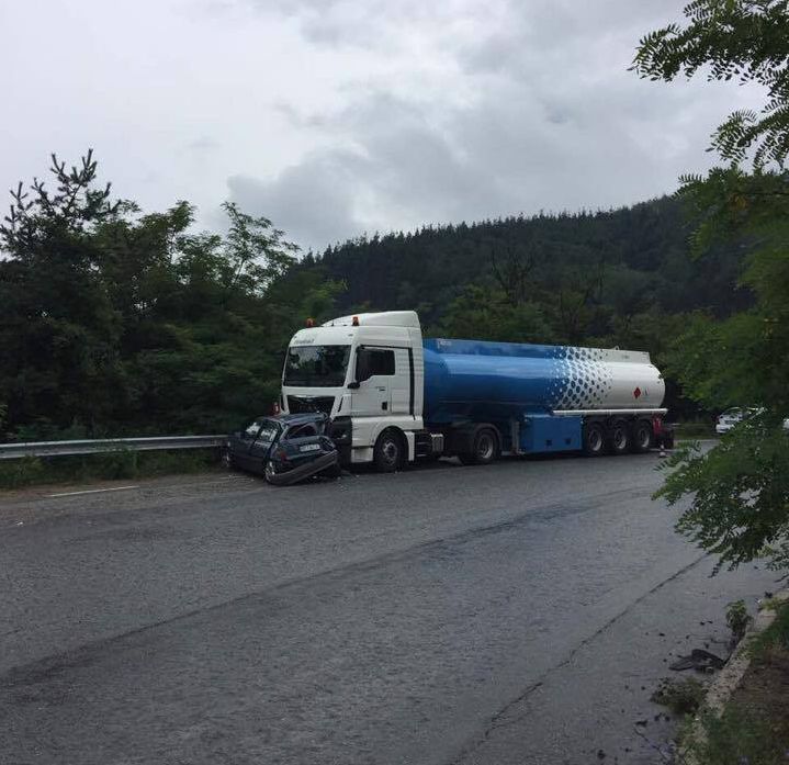 Лека кола се заби в цистерна на Хаинбоаз