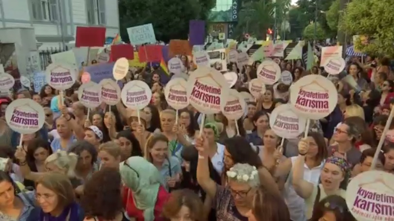 Жени в Истанбул протестираха срещу изискванията да се обличат консервативно