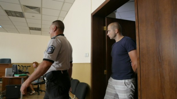Оставиха за постоянно в ареста пловдивския полицай, направил нарколаборатории на село