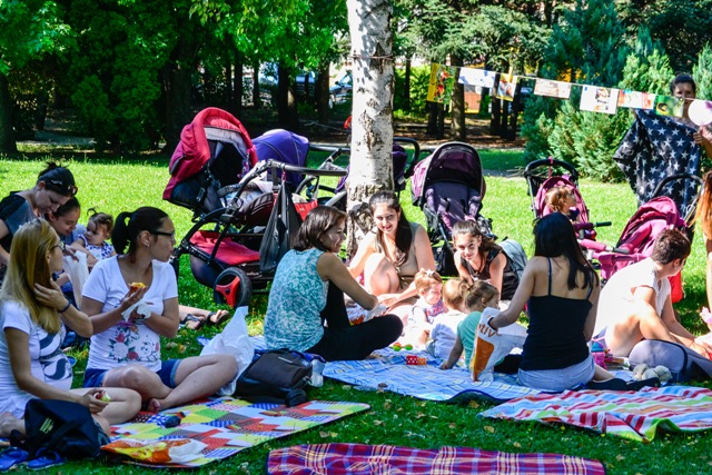 Отбелязаха световната седмица за кърменето с пикник за кърмачета в Търново