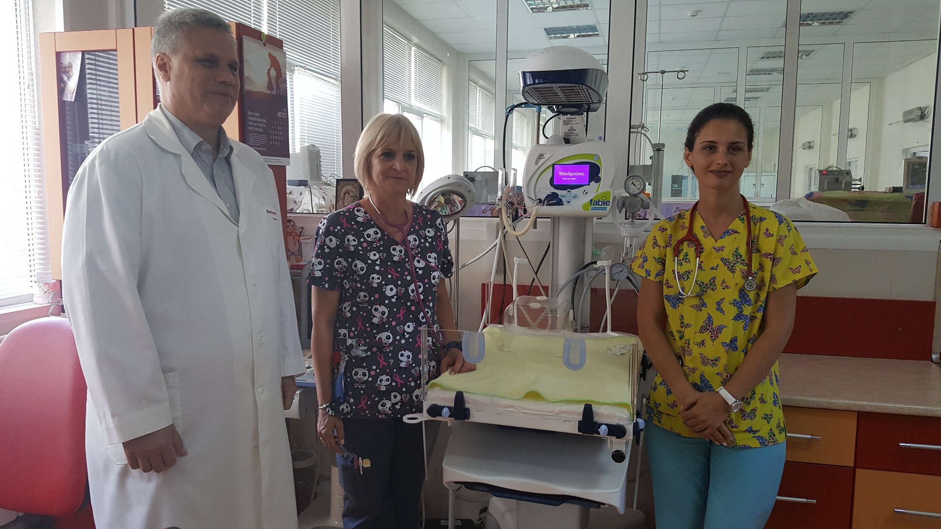 Силви Вартан дари реанимационна маса за бебета  на сливенската болница