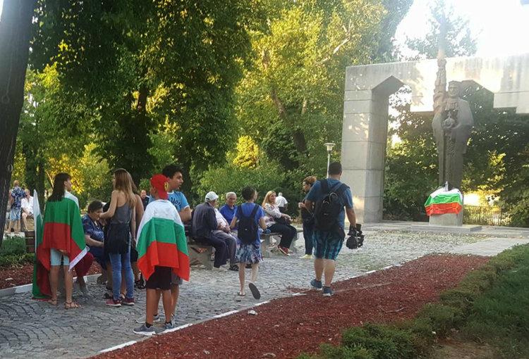 В Асеновград продължават с неделните мирни протести