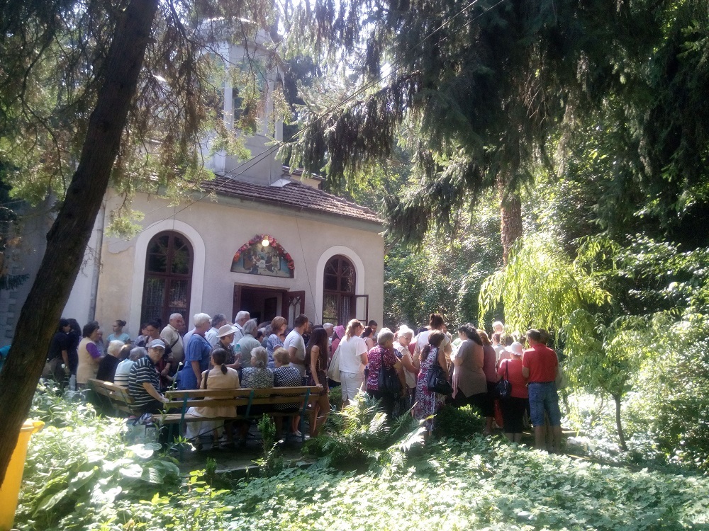 Стотици миряни се поклониха в манастира „Покров Богородичен“ край Свищов  (СНИМКИ)