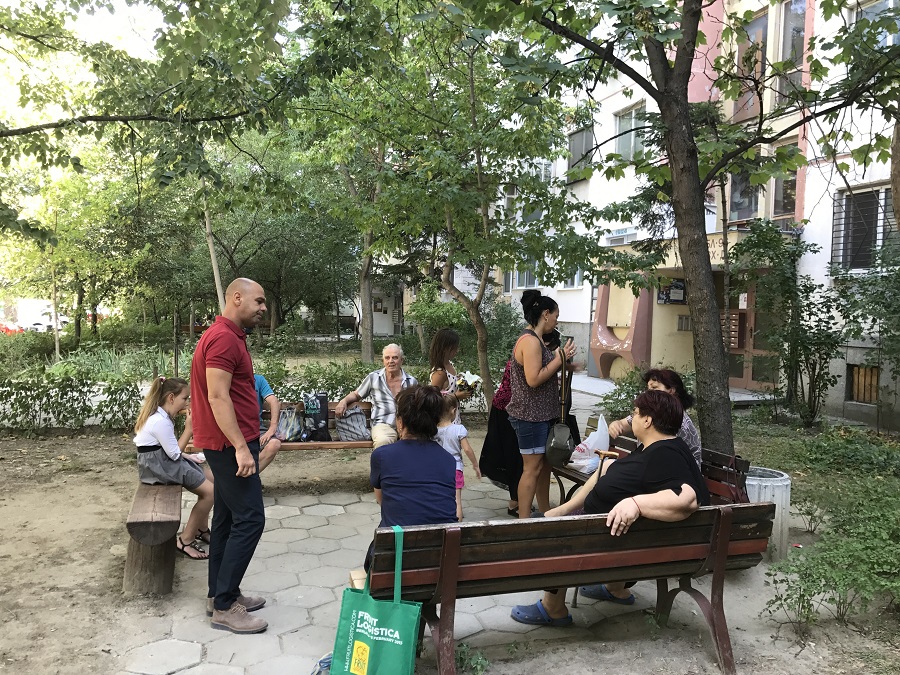 100 пейки раздават в ж.к. „Тракия“ в Пловдив по желание на гражданите