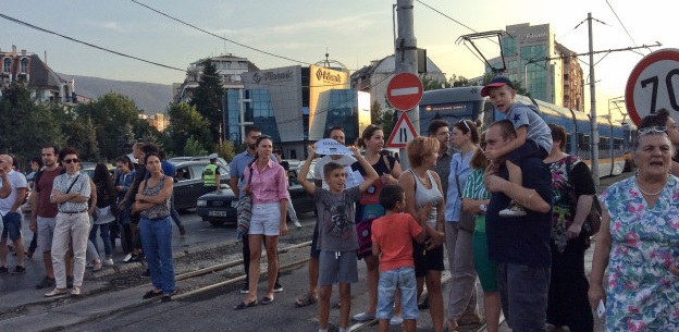 Десетки протестираха на бул. "България" заради проект за небостъргач