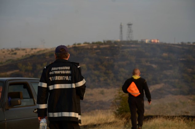Огънят край село Сакарци се разгоря наново, продължава гасенето край селата Срем и Черничино