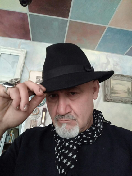 Художник претворява домове, казина и заведения в шедьоври