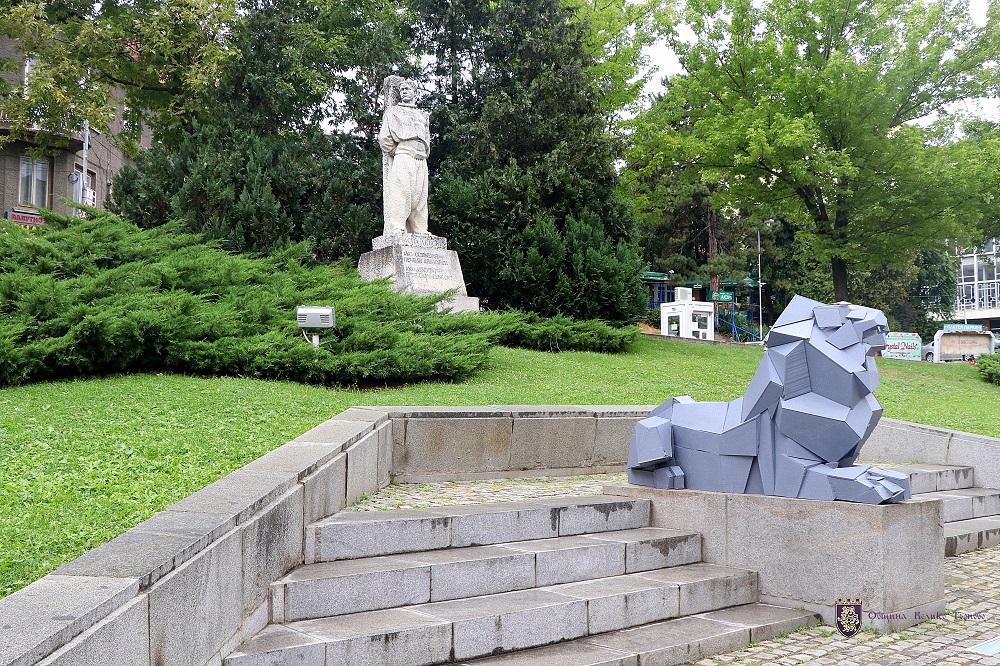 Издигат скулптура на лъв пред паметника на Васил Левски в Търново