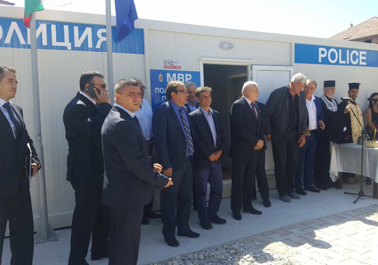 Министър Радев при откриване на приемна в ромската махала на Асеновград: Тук трябваше да има детска площадка
