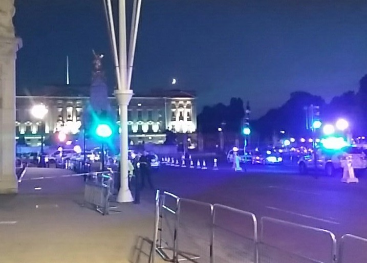 Нападател рани с нож двама полицаи пред Бъкингамския дворец