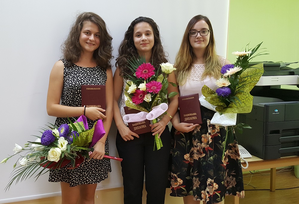 Три абитуриентки от Сливен - с национална диплома за завършено средно образование