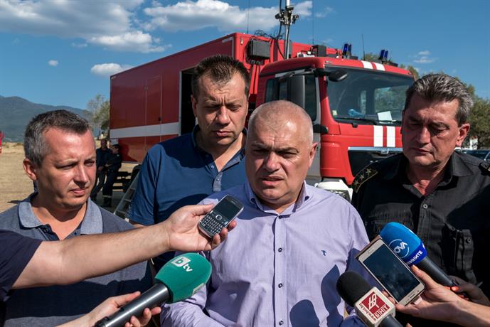 Вътрешният министър закри кризисния щаб, обяви пожара над дефилето за овладян