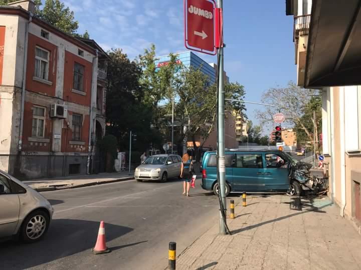 Бус се вряза в къща в центъра на Пловдив