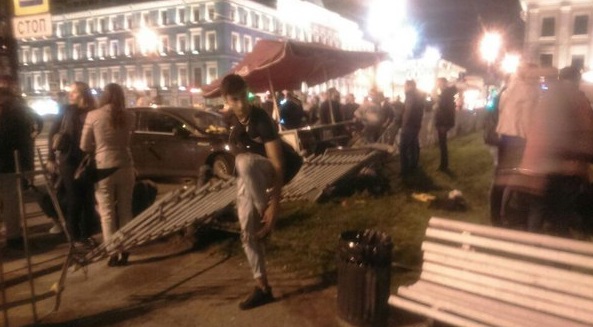 Автомобил се вряза в пешеходци в Санкт Петербург