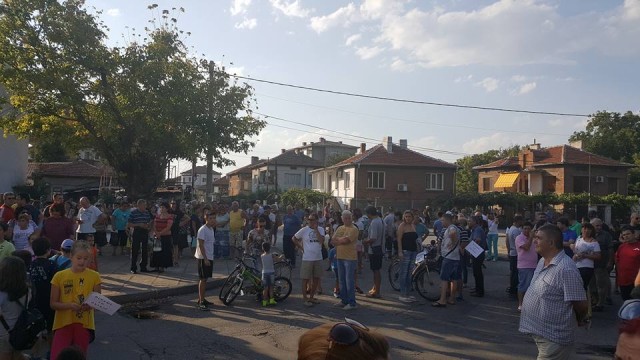 Жители на пловдивския квартал "Коматево" на протест заради бавен ремонт на 2 км път