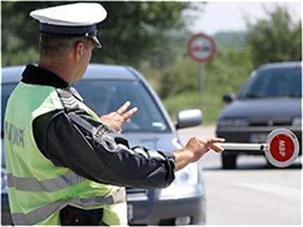 Младежи, хванати при дрифт, налетяха да бият и обиждат полицаи