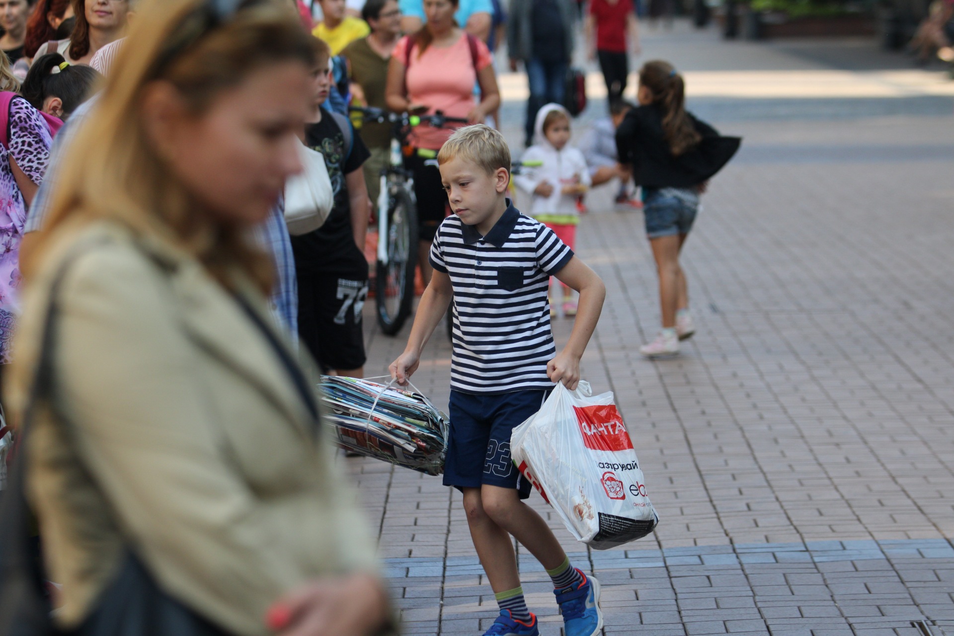 Малчугани разменяха стара хартия срещу нови книжки в София (СНИМКИ)