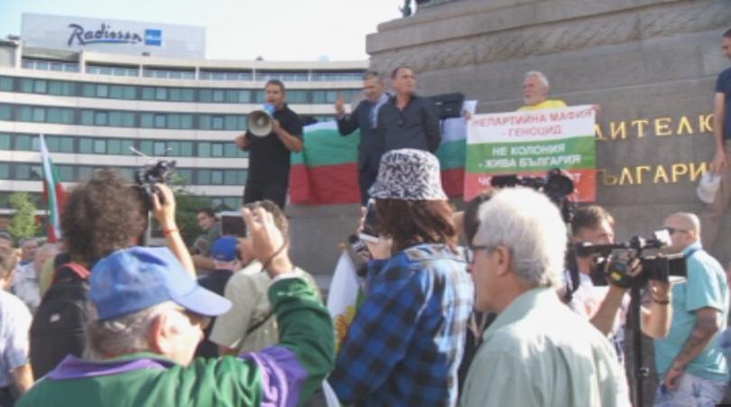 Около 200 души излязоха да протестират пред Народното събрание